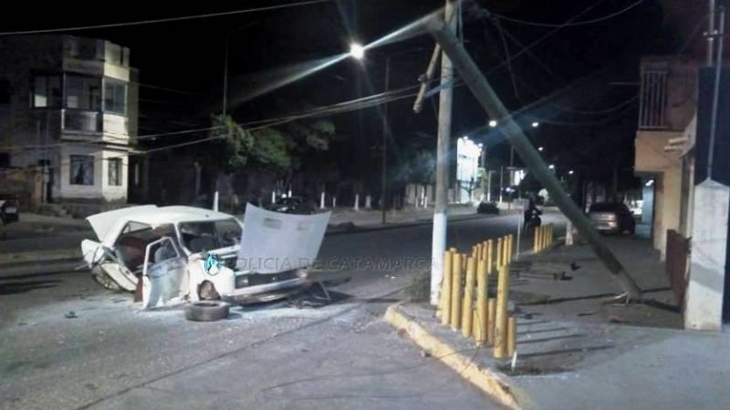 Chocó contra un poste y volcó en la curva de La Chacarita