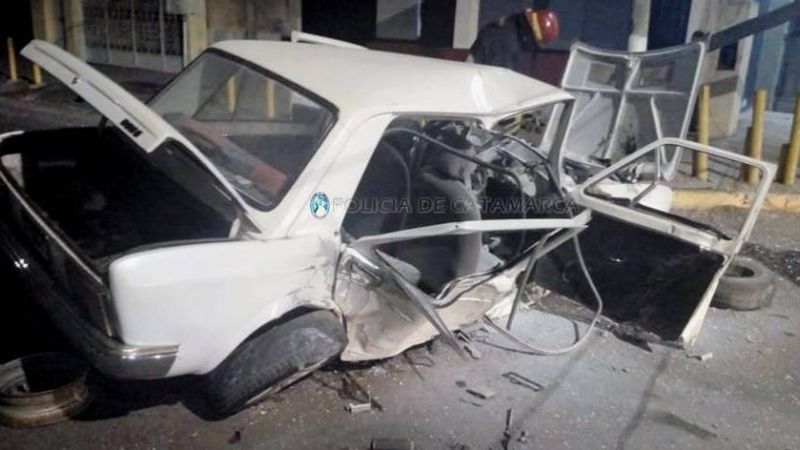 Chocó contra un poste y volcó en la curva de La Chacarita