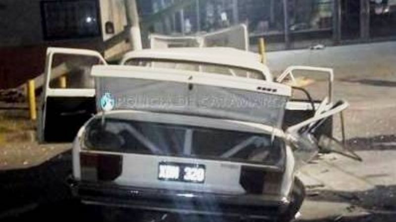 Chocó contra un poste y volcó en la curva de La Chacarita