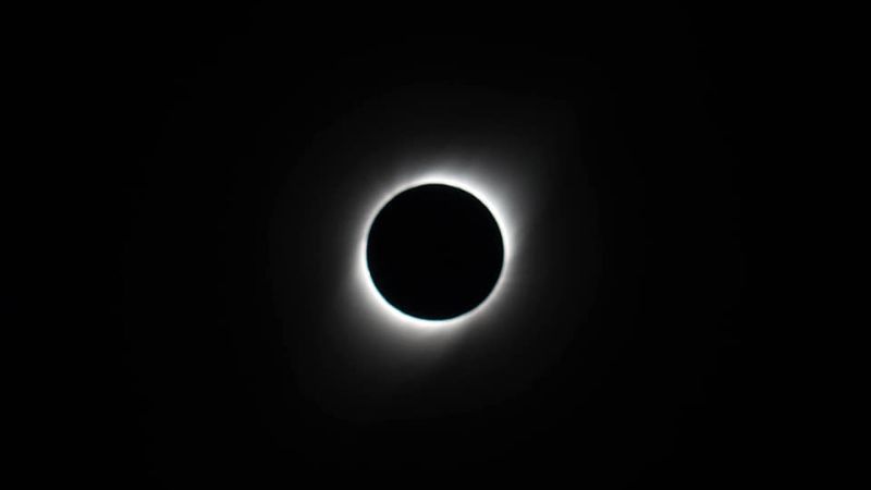 El momento máximo del eclipse en imágenes