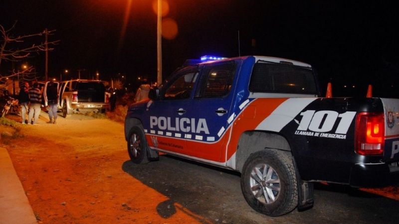 Intentó ingresar a una casa y policías lo atraparon