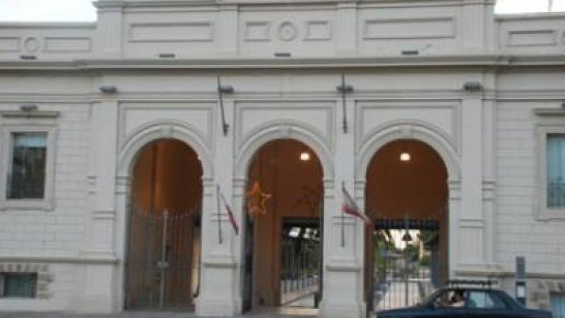 Precarizados se encadenaron en el edificio municipal