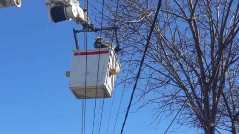 Cambio de postes en Pomán