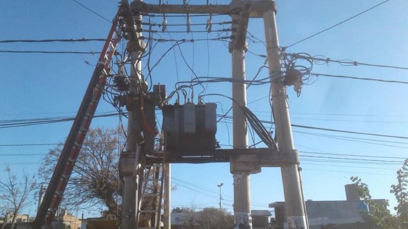 Cambio de postes en Pomán