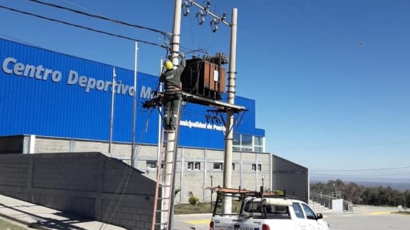 Cambio de postes en Pomán