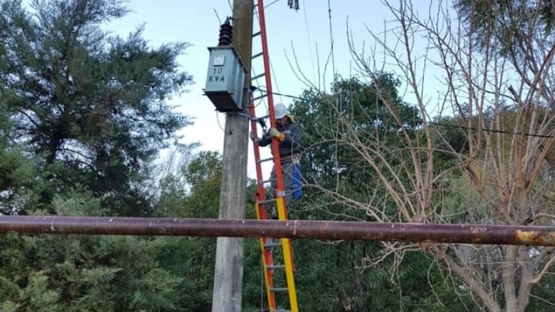 Cambio de postes en Pomán