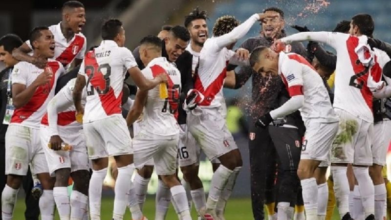 Perú goleó 3-0 a Chile y jugará la final ante Brasil