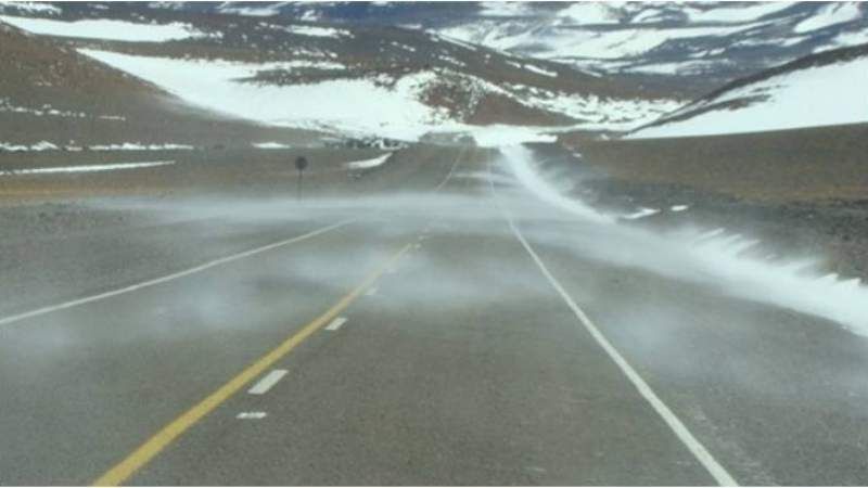 Por “viento blanco” cierran  el Paso de San Francisco