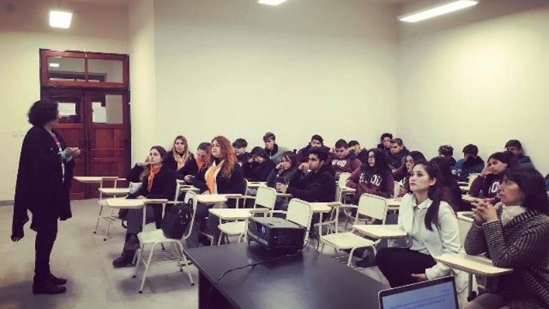 Alumnos del Hood visitaron el Laboratorio de Idiomas