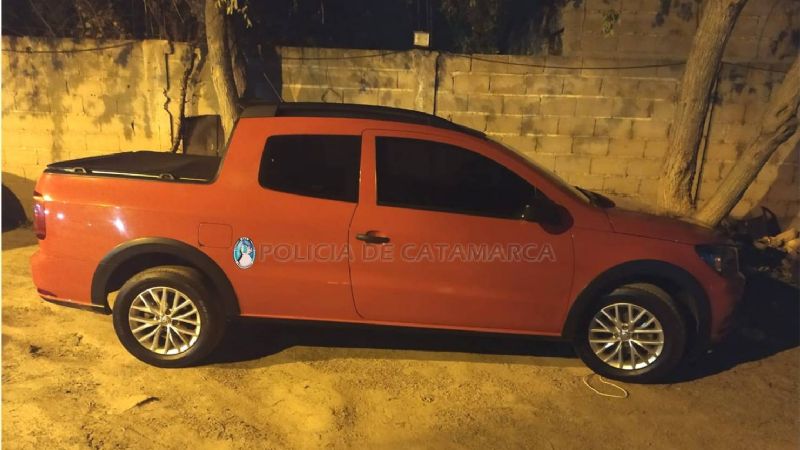 Un hombre conducía una camioneta sin documentación y quiso escapar