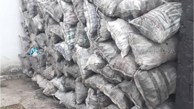 Secuestran 75 bolsas de carbón en un puesto caminero de Capayán