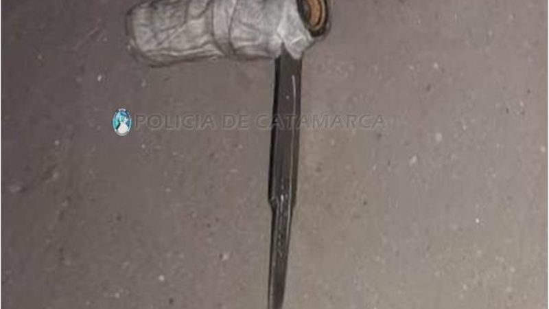 Aprehenden a un joven que robaba en un auto y le secuestran una "espadita"