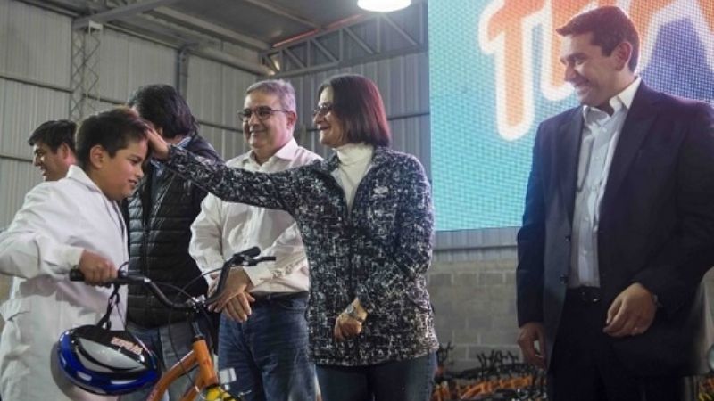 400 niños de FME recibieron su bicicleta y casco protector