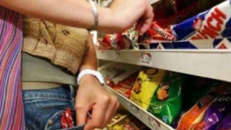 Aprehenden a dos mujeres por robar alimentos en un supermercado