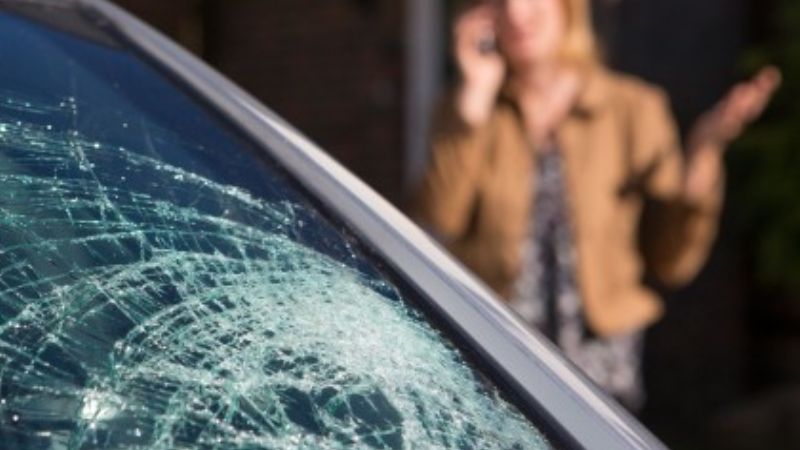 Dos hombres golpearon a una mujer y le rompieron el auto