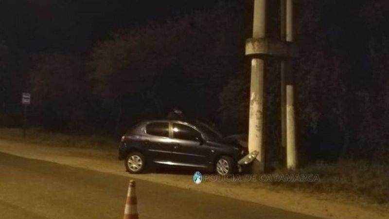 Camino a El Rodeo, se estrelló contra una doble columna de cemento