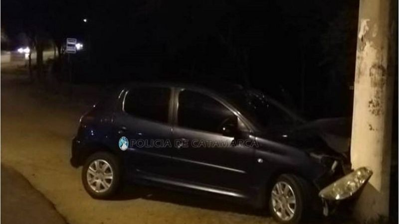 Camino a El Rodeo, se estrelló contra una doble columna de cemento