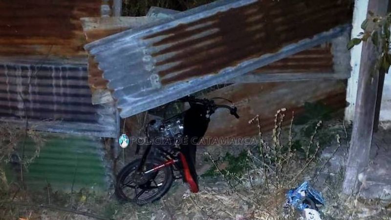 Menor en moto chocó contra una chapa y terminó internado