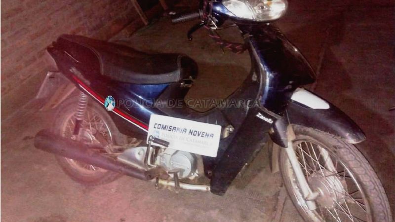 Arrestan a dos hombres y secuestran una moto