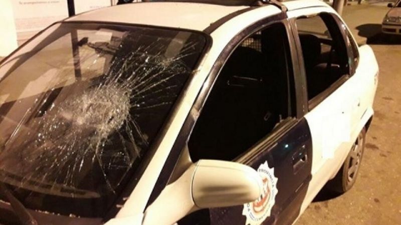 Tiró piedras a un móvil policial y terminó preso