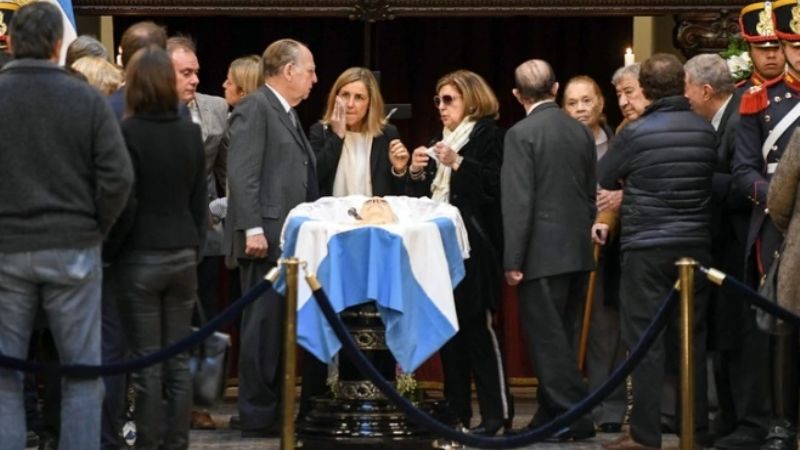 Macri despidió a De la Rúa en el Congreso