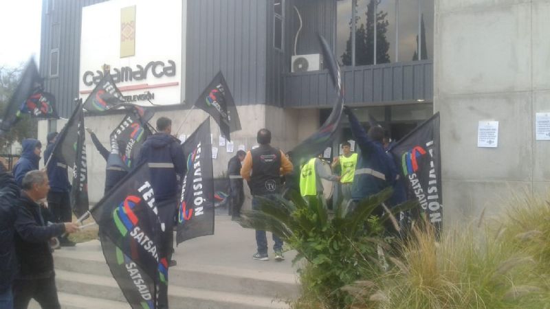 Movilización y quite de colaboración en Canal 7