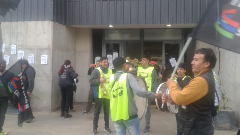 Movilización y quite de colaboración en Canal 7