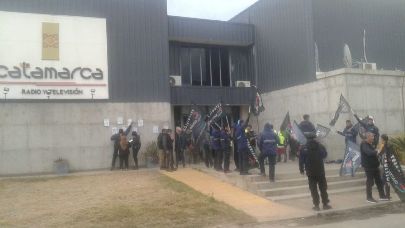 Movilización y quite de colaboración en Canal 7