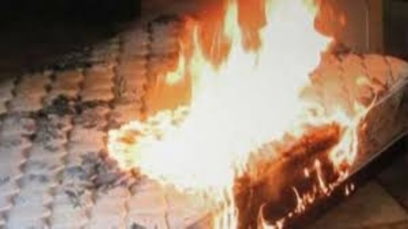 Se quemó un colchón y hubo daños en una vivienda
