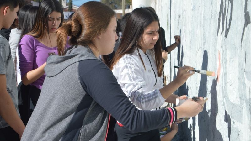 Jóvenes pintaron murales en Valle Viejo