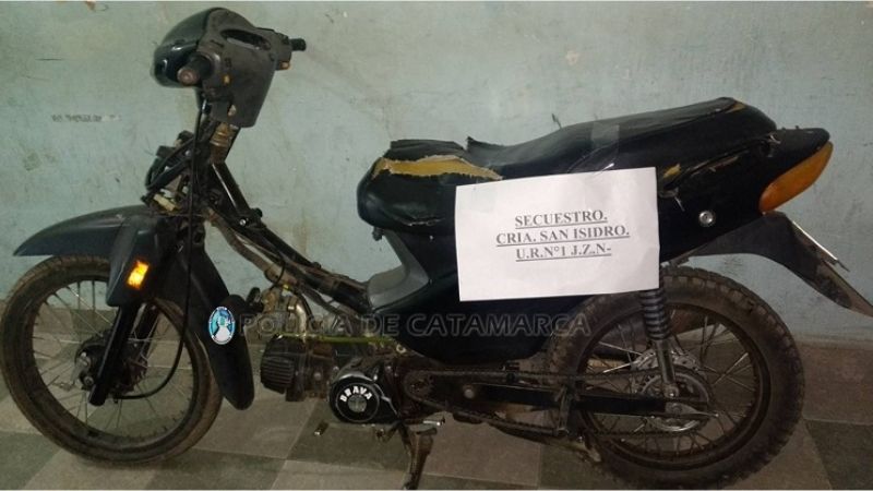 Recuperan una motocicleta y aprehenden a dos jóvenes