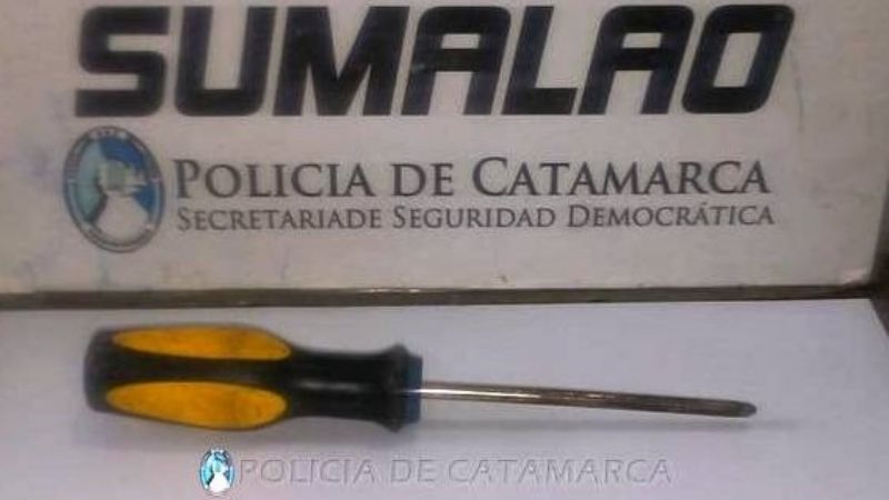 Arrestan a un hombre y le secuestran un arma blanca