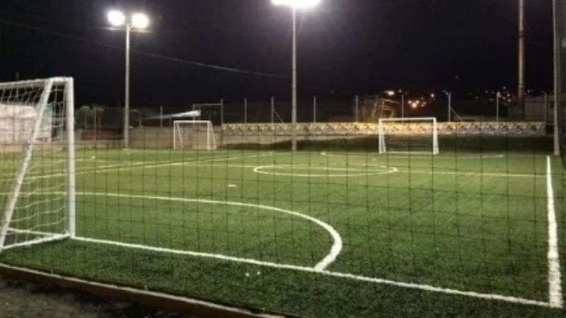 Lo descubrieron robando reflectores de una cancha de fútbol