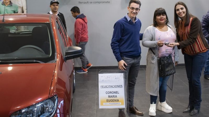 Entregaron el auto 0km. sorteado en el Poncho