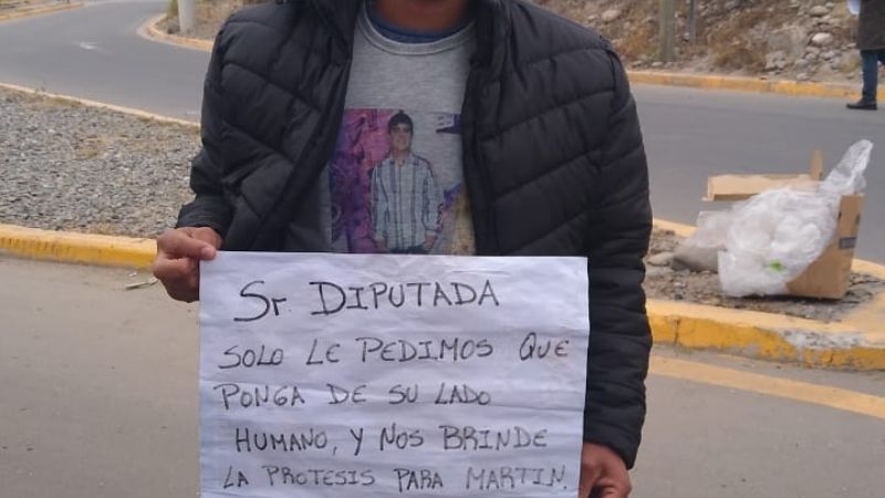 Familiares se manifiestan para pedir la prótesis para el joven accidentado