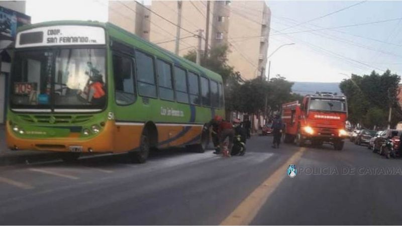 Fuego en un colectivo por un desperfecto mecánico