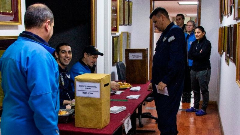 Premio consuelo para Macri: ganó en su mesa y en la Antártida