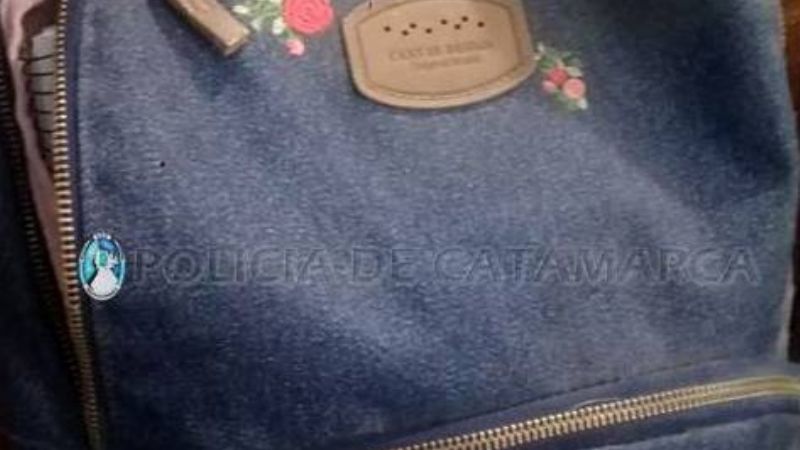 Joven le arrebató la mochila a una niña