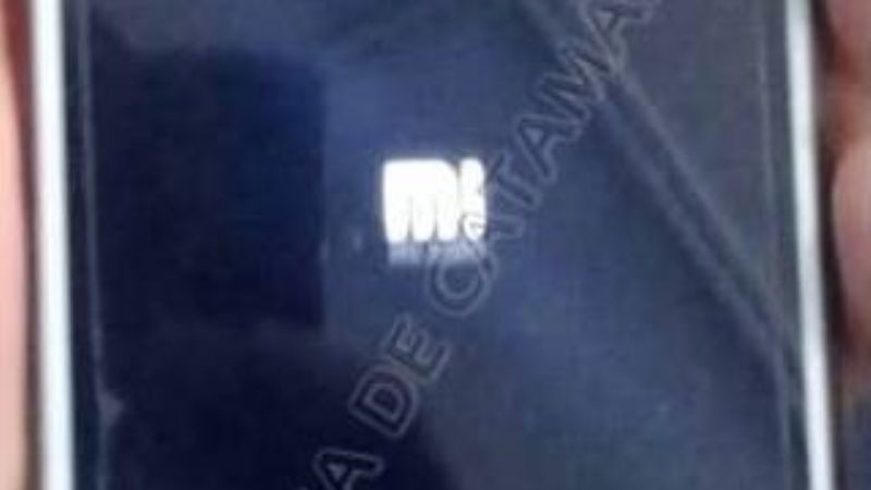 Joven le arrebató la mochila a una niña