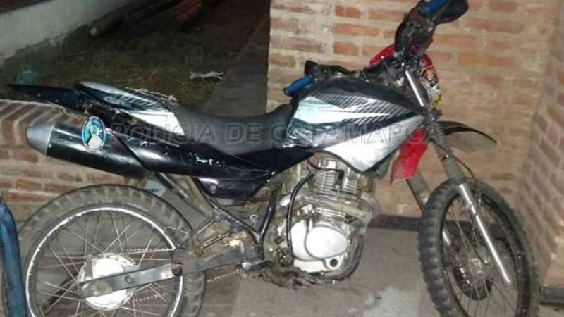 Arrestan a un joven que empujaba una moto