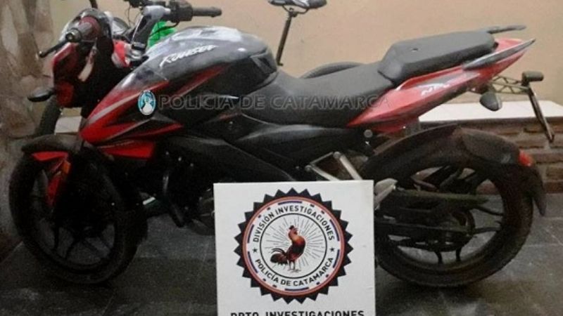 Le robaron la moto y la dejaron abandonada