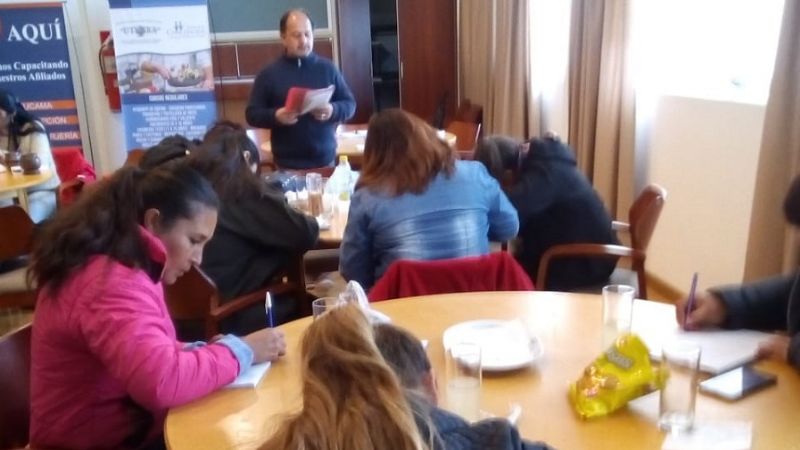 UTHGRA capacitó a empleados hoteleros de Andalgalá