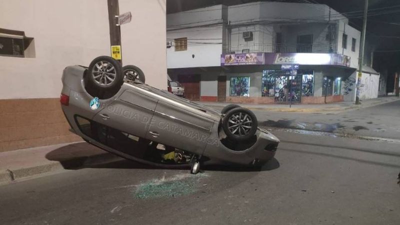 Chocó contra un auto estacionado y volcó en el centro
