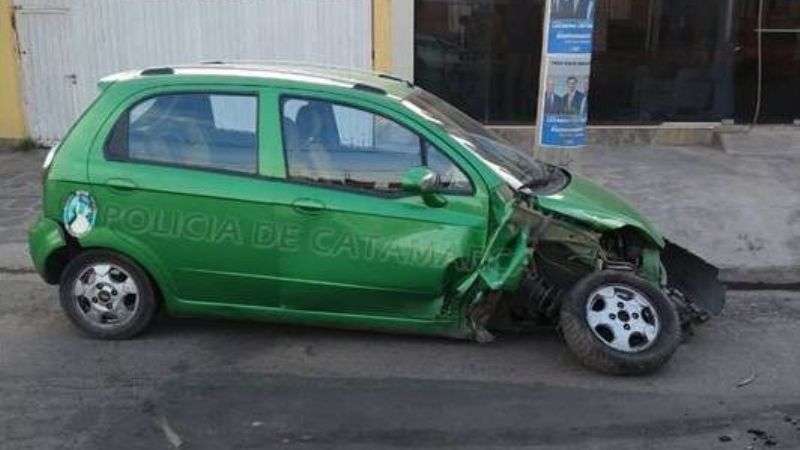 Se quedó sin rueda tras perder el control y chocar contra un poste
