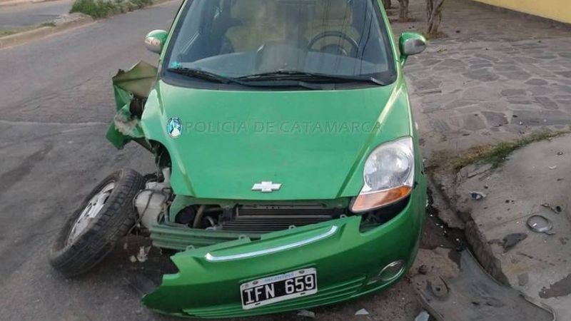 Se quedó sin rueda tras perder el control y chocar contra un poste