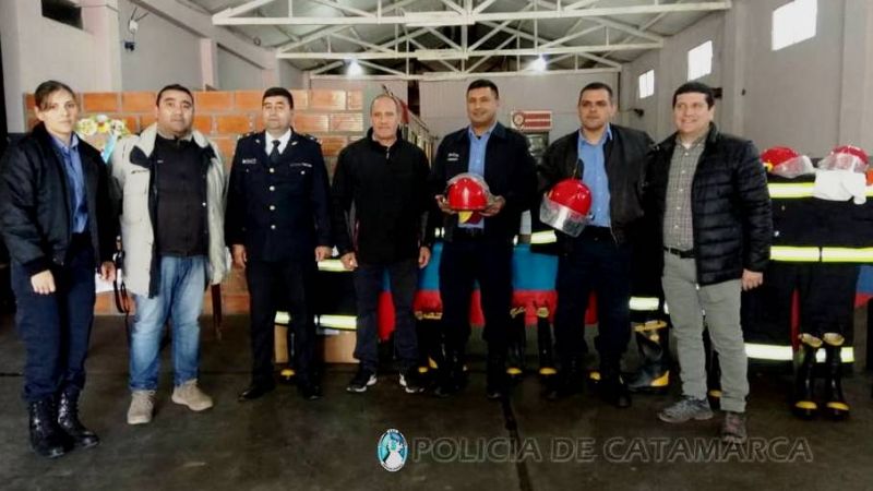 Donaron trajes estructurales a Bomberos de la Policía