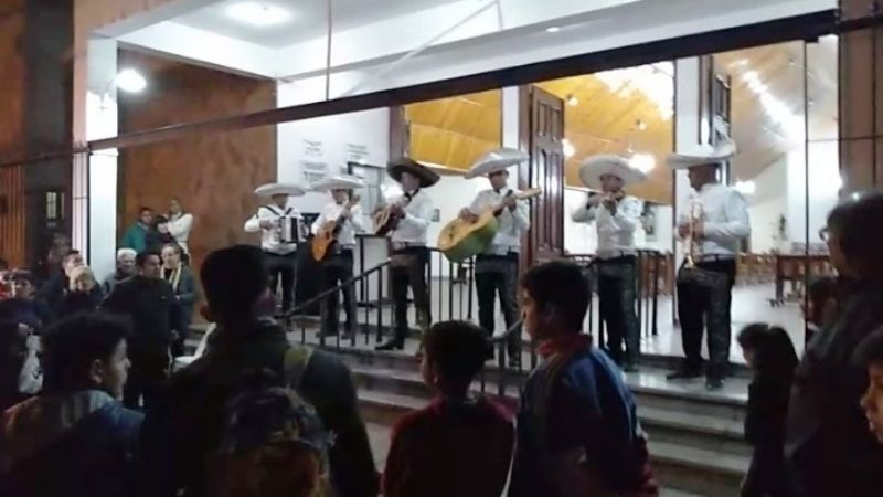 Con mariachis y bailes, celebran a Nuestra Señora de Urkupiña