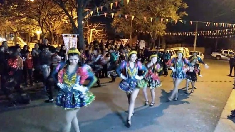 Con mariachis y bailes, celebran a Nuestra Señora de Urkupiña