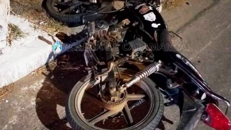 Perdió el control y chocó contra un árbol