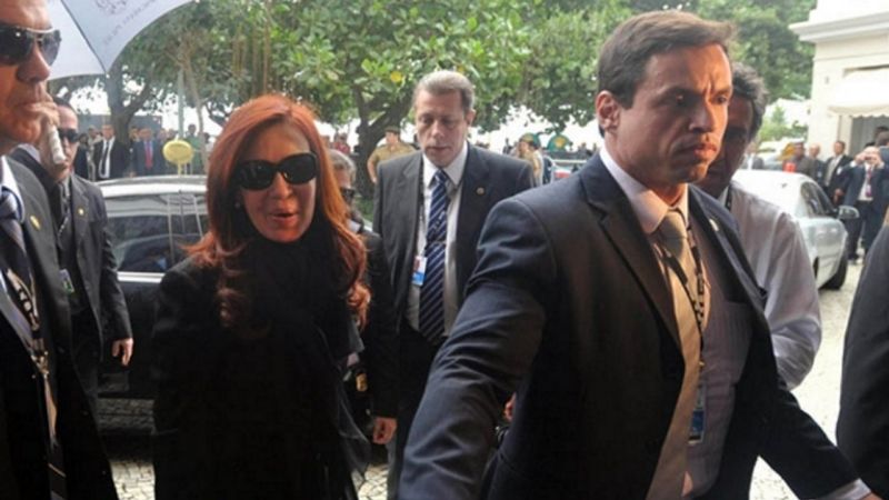 Dos custodios de Cristina salvaron la vida de un pasajero que sufrió un infarto